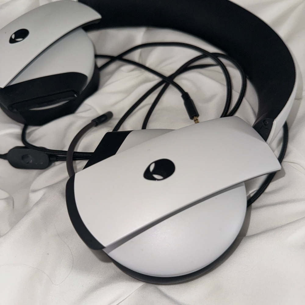 Alienware Lunar Light Gaming Headset - Picture 2 of 4